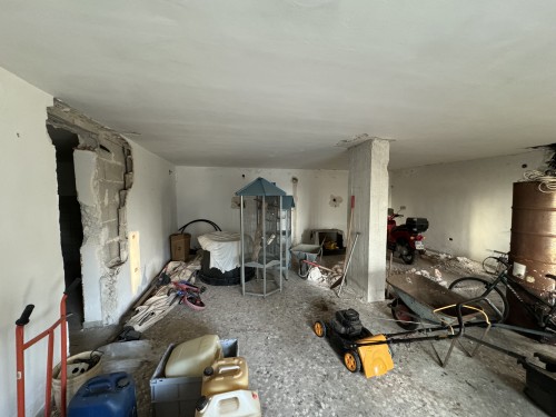 Villa Da Ristrutturare Con PdC Approvato Per Demolizione e Ricostruzione.